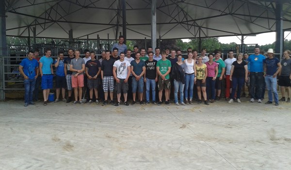Duitse studenten bezoeken stallen ID Agro