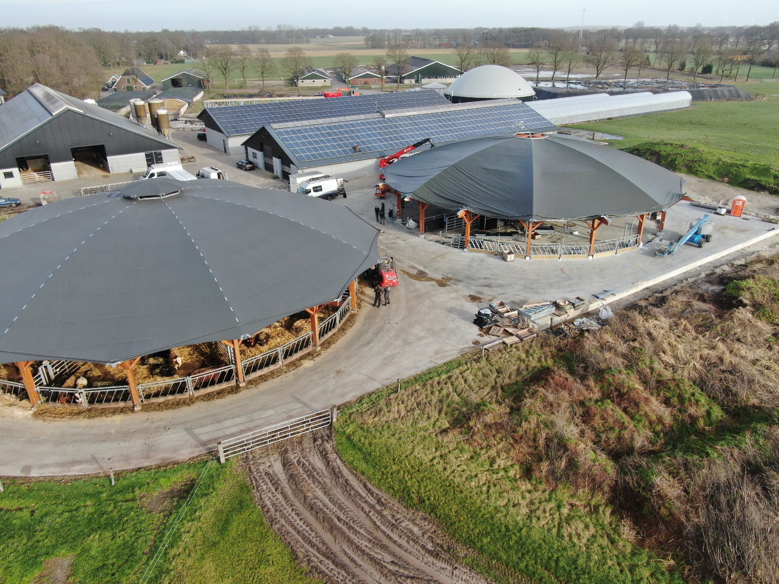 Boer Back breidt duurzame Future Farm uit met tweede houten Roundhouse