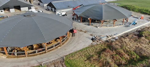 Boer Back breidt duurzame Future Farm uit met tweede houten Roundhouse