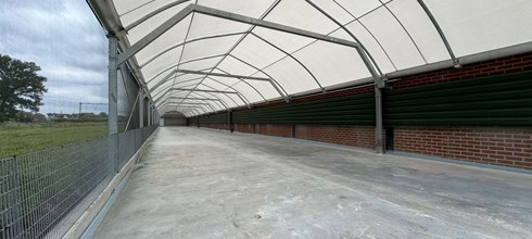 Overdekte uitloop voor vleeskuikens in Overijssel