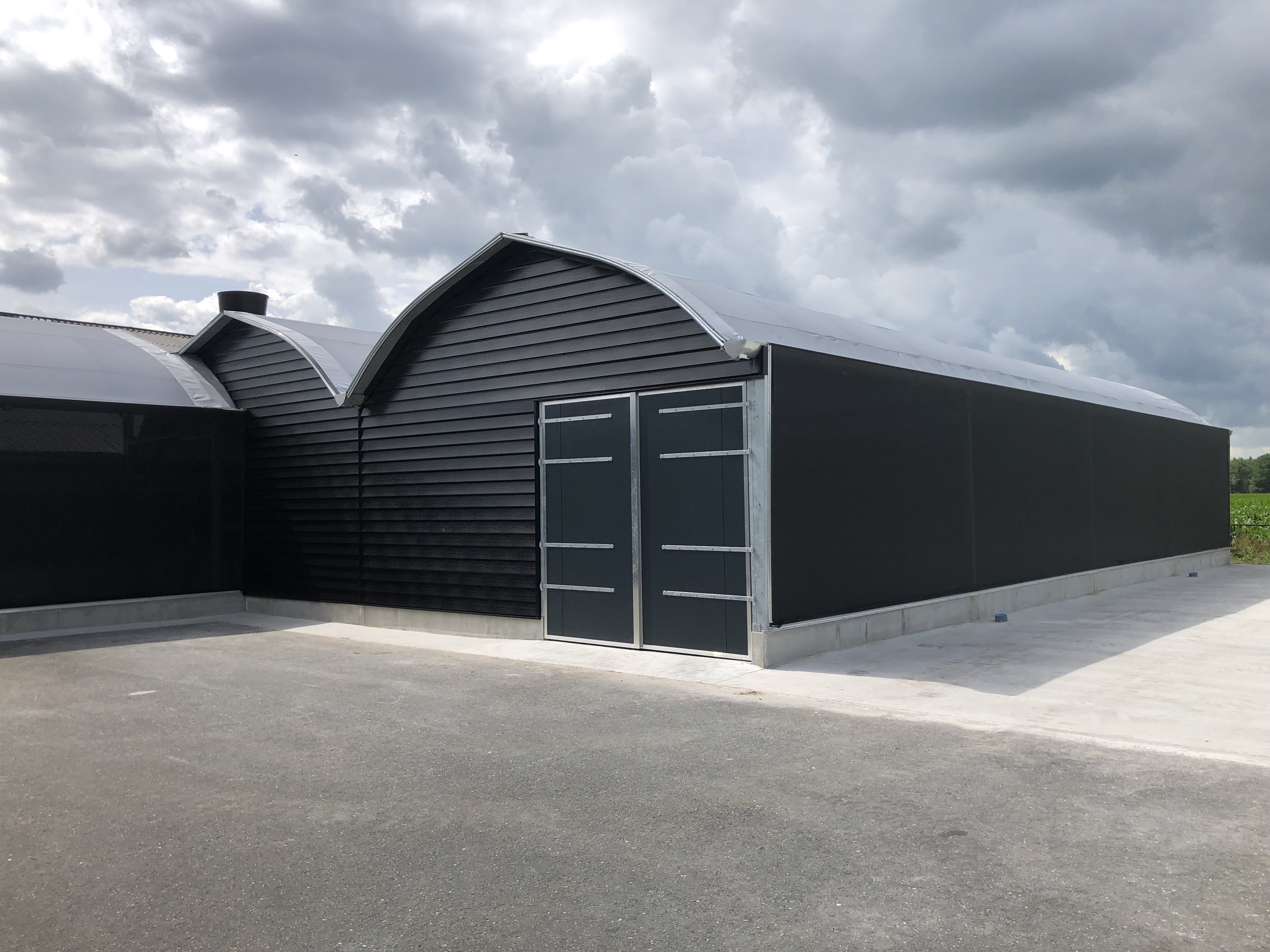 Overdekte uitloop voor vleeskuikens in Drenthe