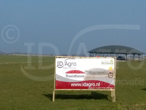 Twee Roundhouses langs de A20 bij Maasland