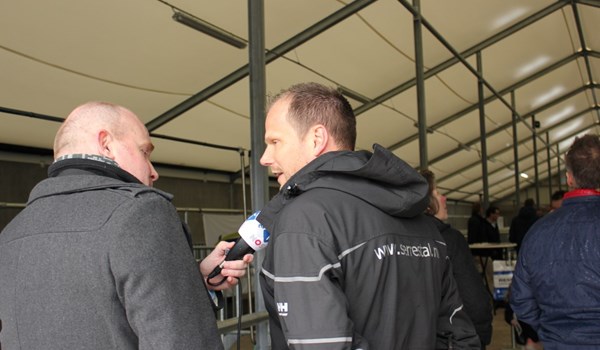 Ook NOS bezoekt Open Dag kalverstal Fluitman met bijzonder luchtkussen dak