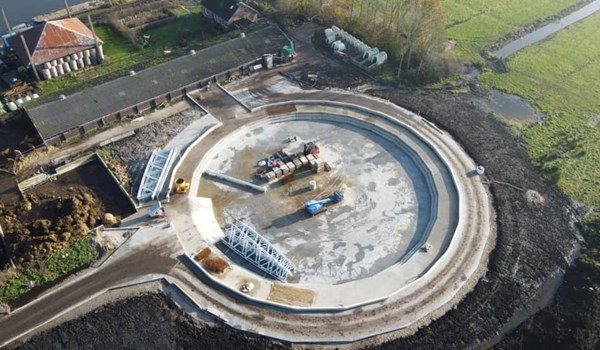 Bijzonder Roundhouse 45 voor melkkoeien gebouwd op een eiland 